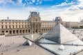 Groothoekbeeld van de piramide en de binnenplaats van het Louvre