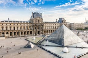 Vidvinkelbillede af Louvres pyramide og gårdhave