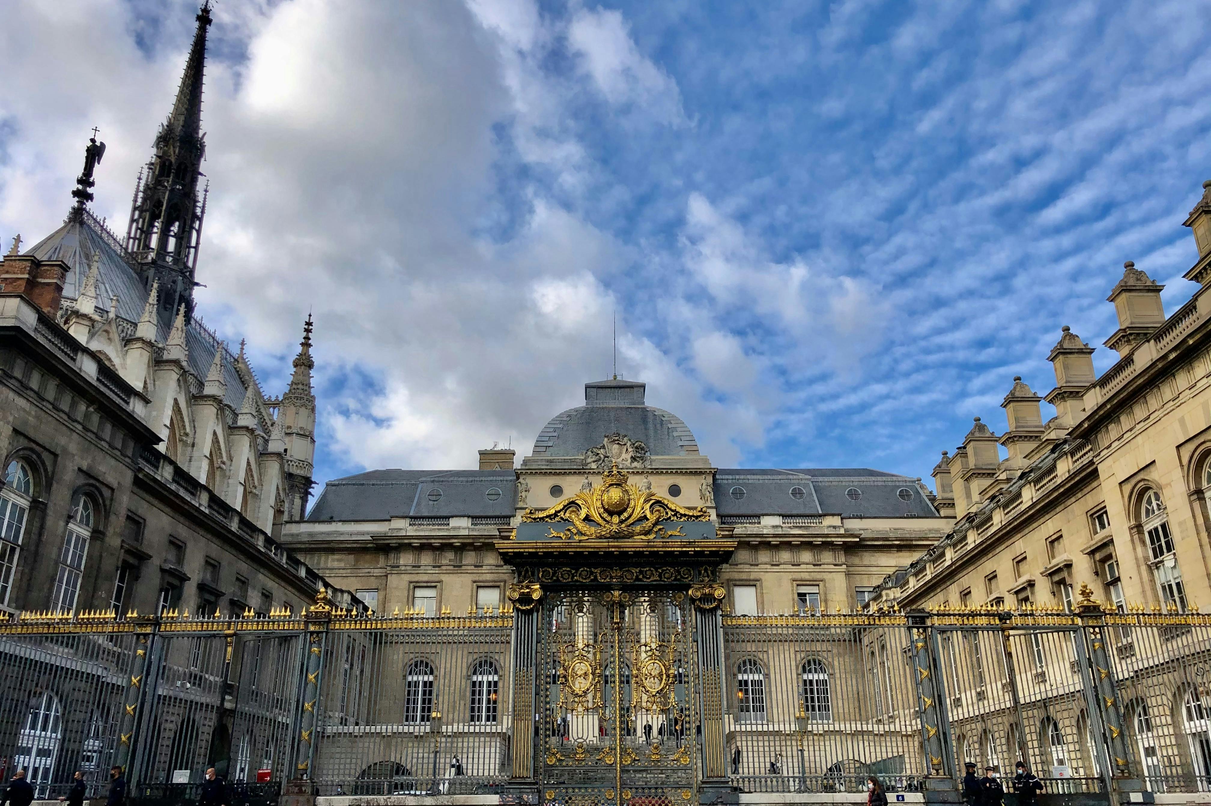 City guided walking tour of Paris with Babylon Tours