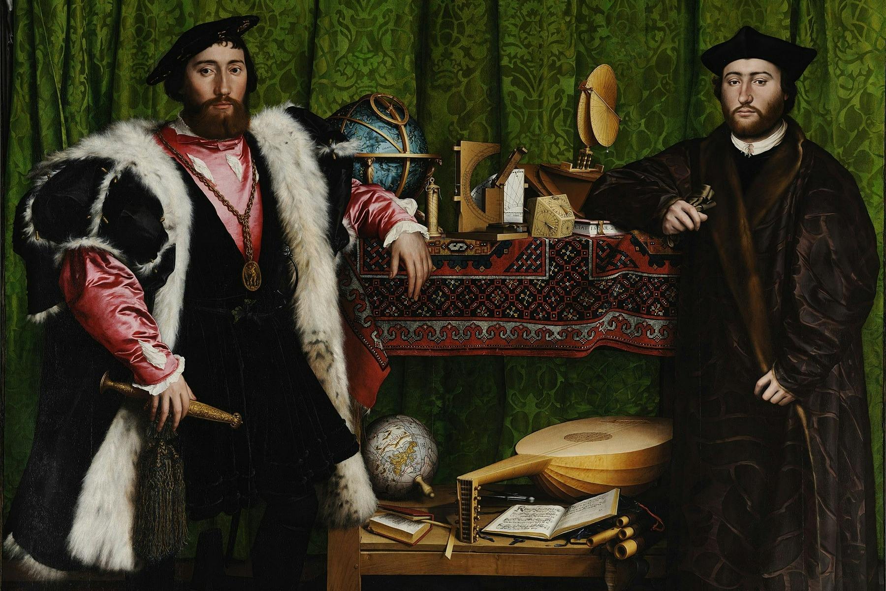 两名身着16世纪服装的男子站在一张桌子旁，桌子上摆放着科学仪器和书籍，窗帘上挂着绿色的图案。