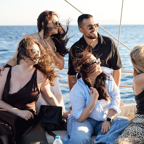 Atenas: Riviera Sunset Party Boat com bebidas e lanches - Photo 5