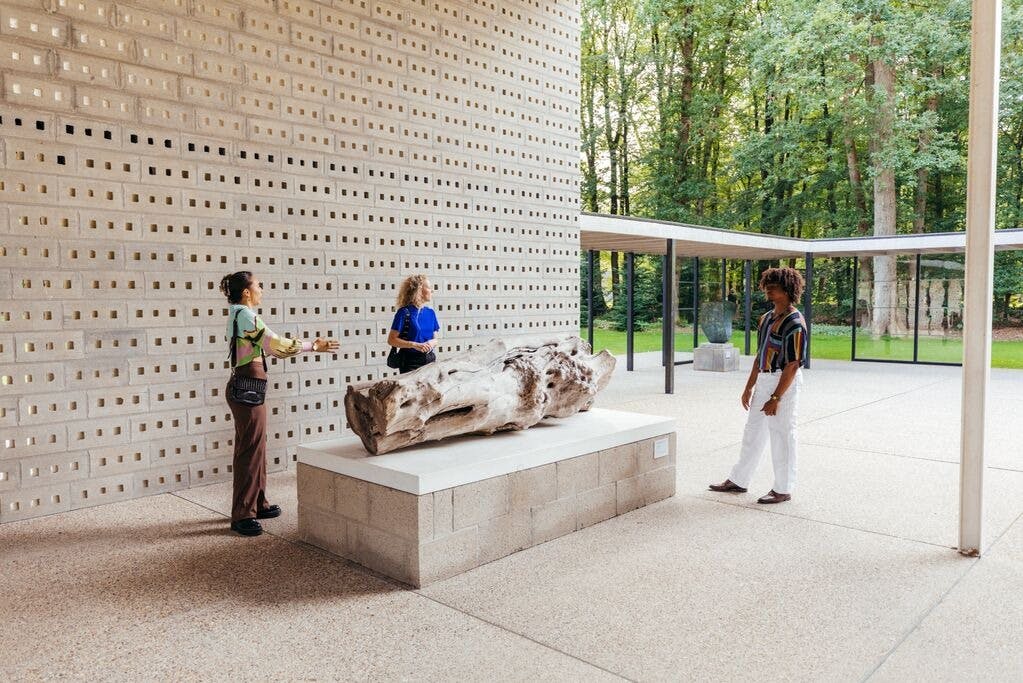 Visitantes no jardim de esculturas