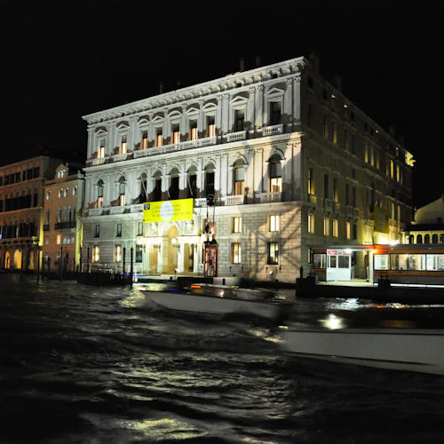 fasad av palazzo grassi