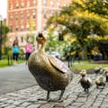 Насладитесь причудливой статуей Make Way For Ducklings, спрятанной в Бостонском общественном саду
