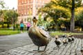 Насладитесь причудливой статуей Make Way For Ducklings, спрятанной в Бостонском общественном саду