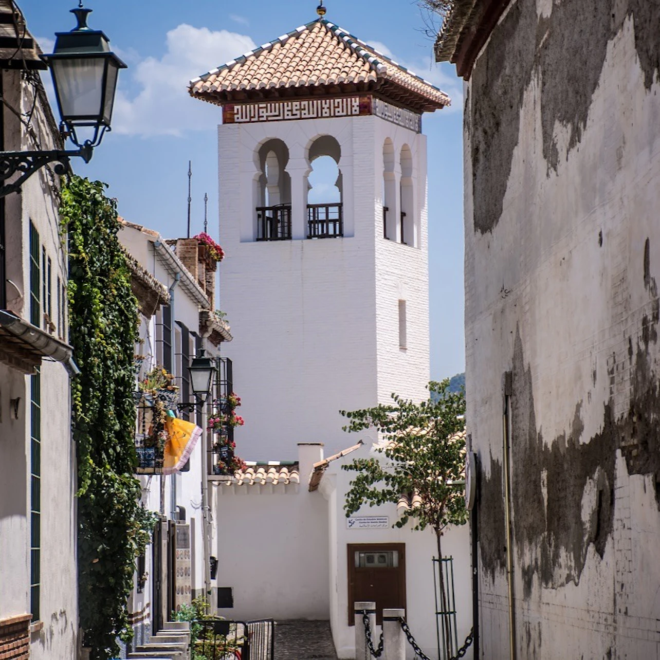 Callel del Albaicin with views of the Mosque