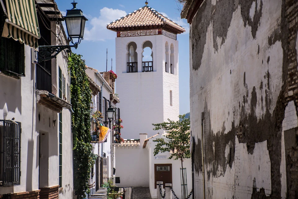 Callel del Albaicin with views of the Mosque
