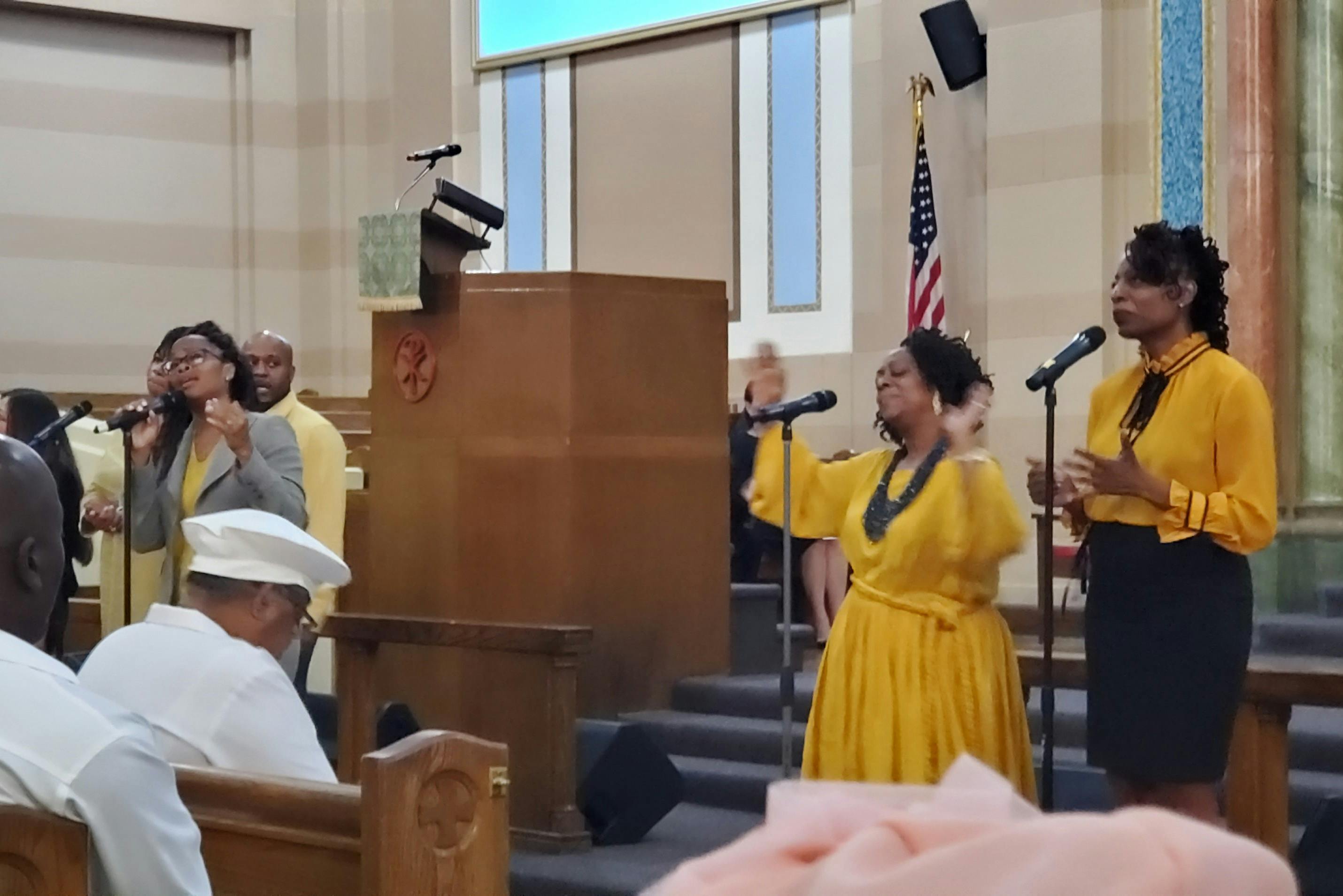 Μια εμπνευσμένη εικόνα μιας ζωντανής χορωδίας Ευαγγελίων που τραγουδά με πάθος.