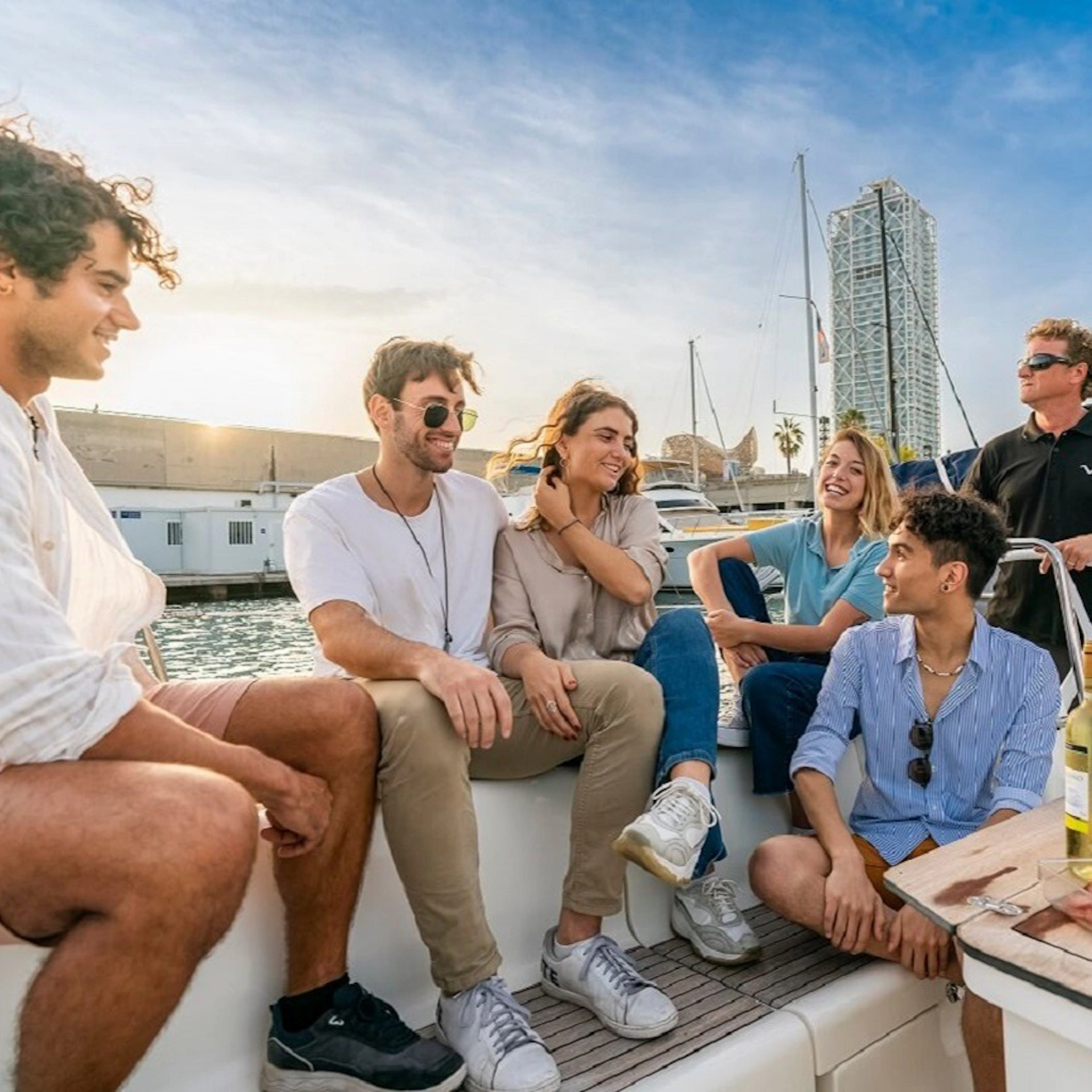 Barcelona: excursió privada en veler de 2 hores amb begudes i aperitius