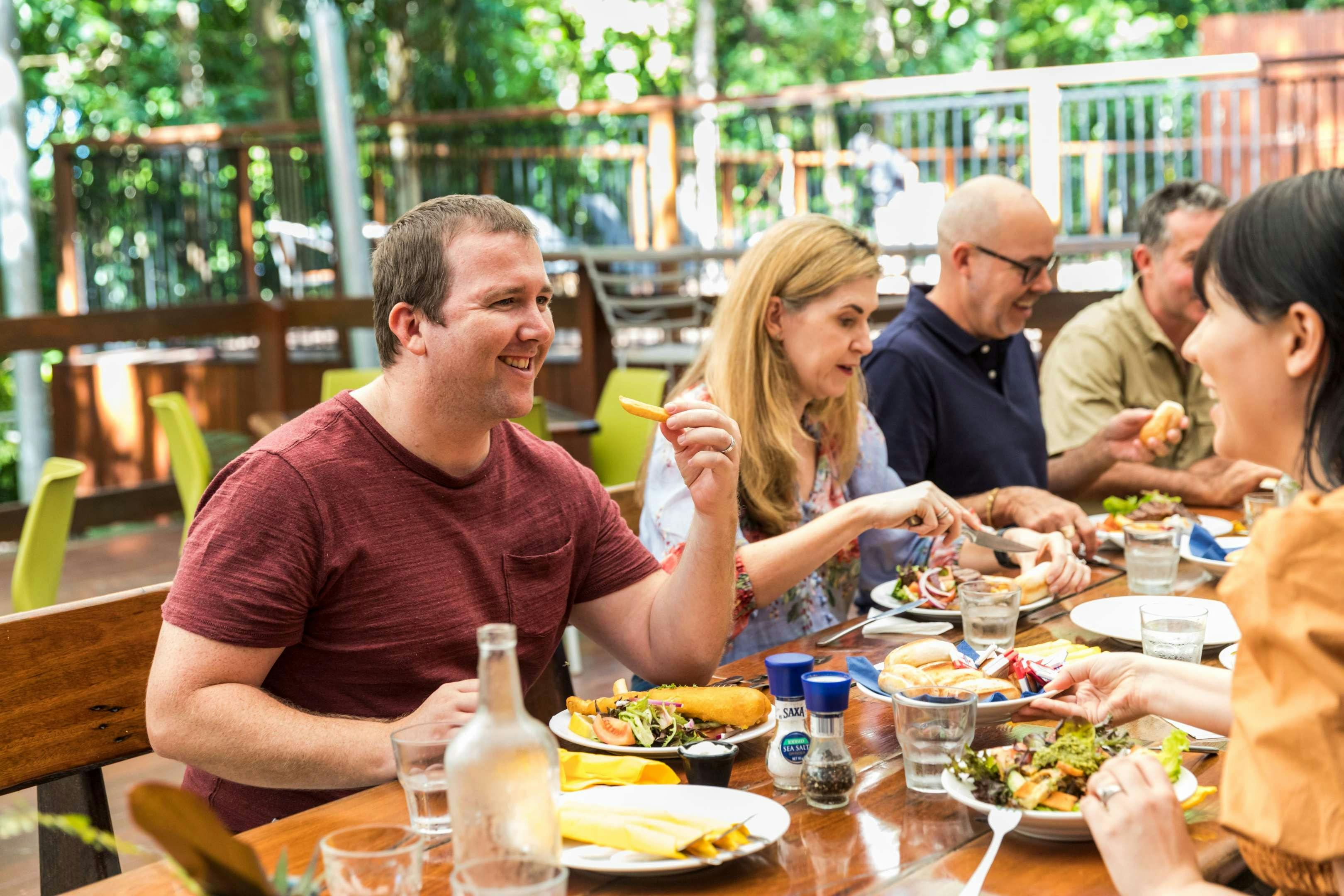仲間と昼食を取ろう