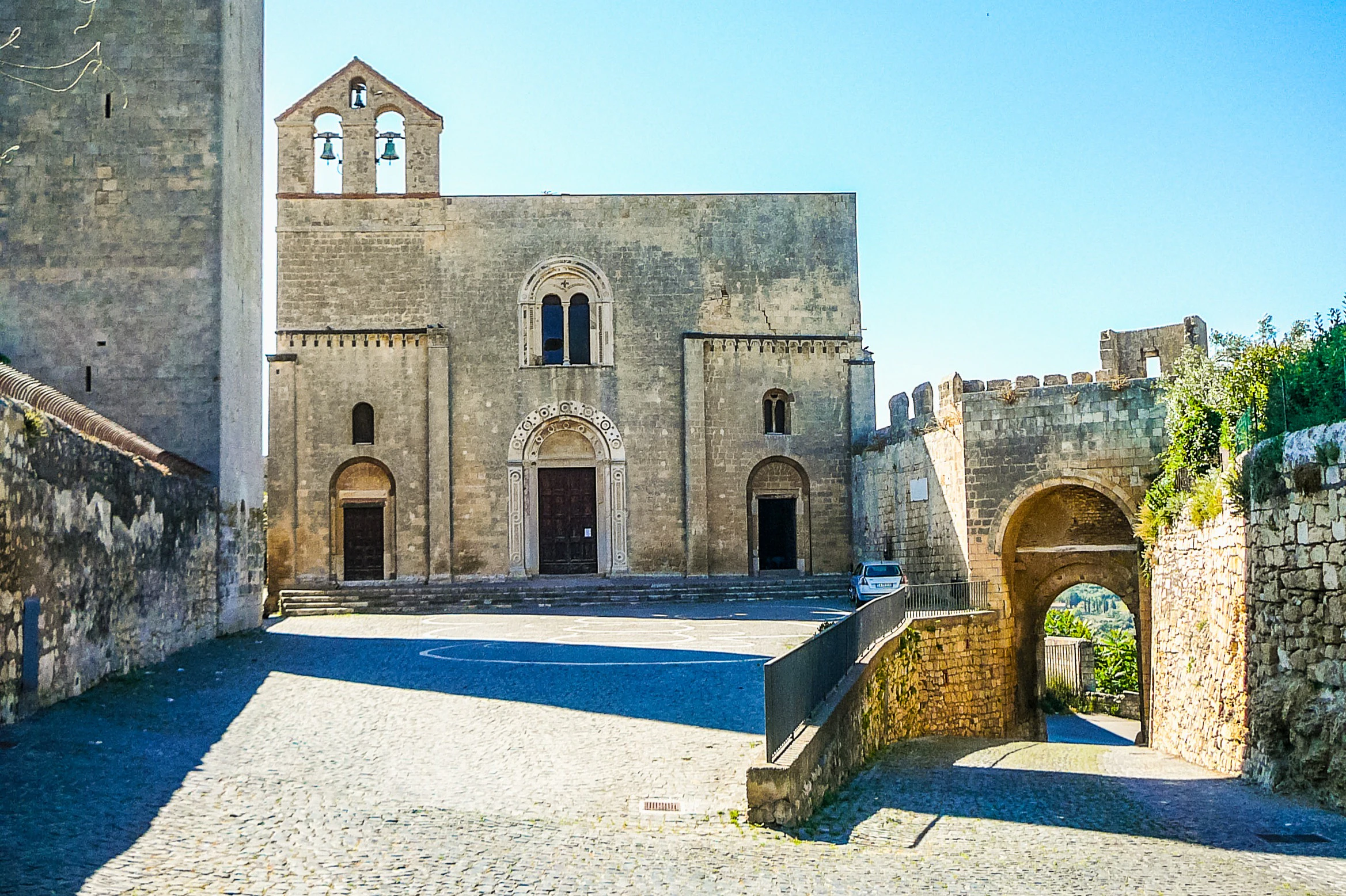Tarquinia: Entry Ticket + Roundtrip Transfer from Civitavecchia