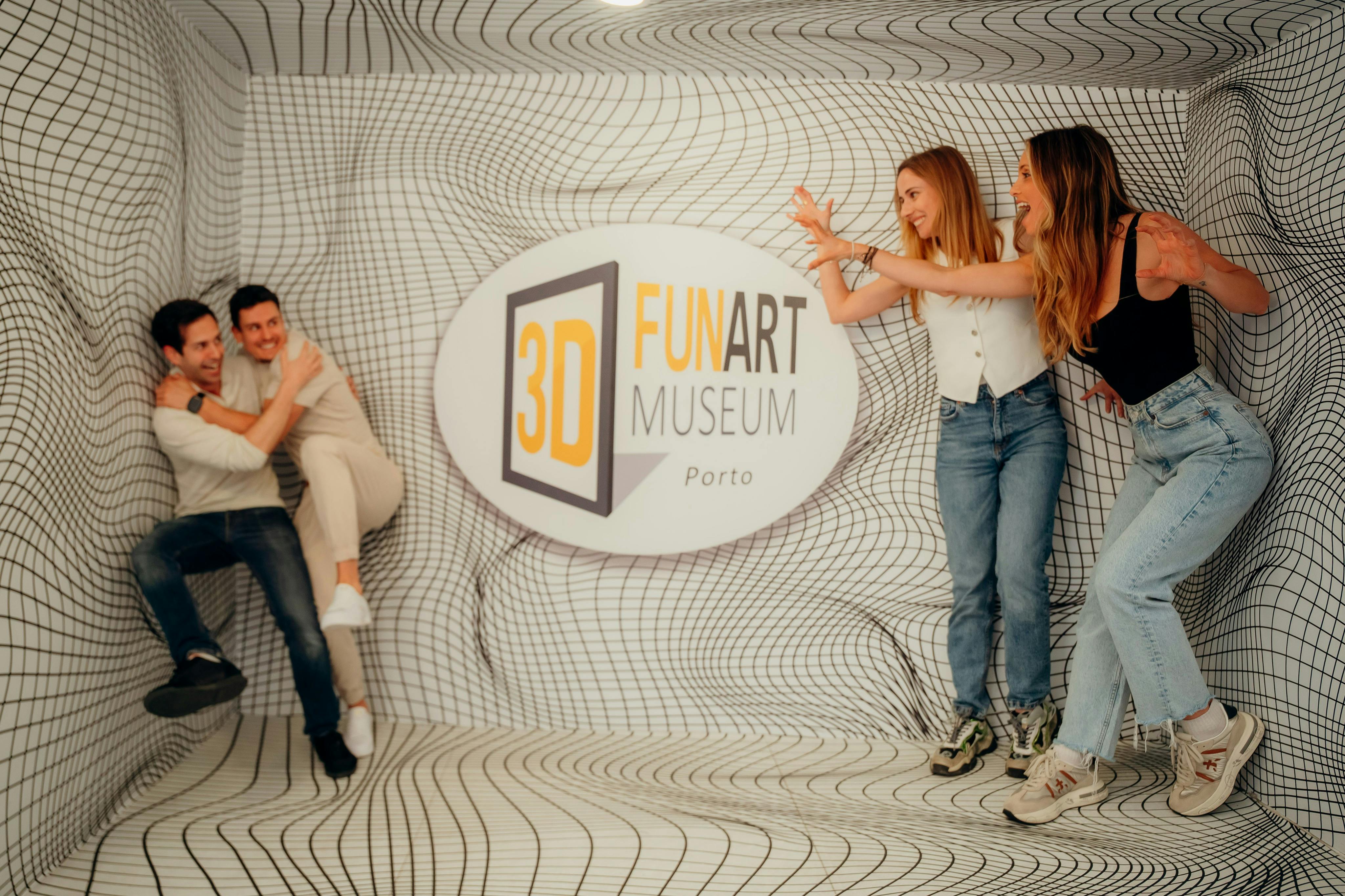 Deux personnes posent contre un mur avec un fond d'illusion 3D au musée d'art 3D Fun de Porto. Seuls les bras d'une troisième personne sont visibles.