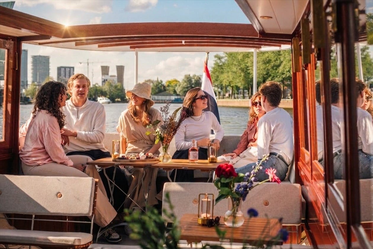 Amesterdão: Passeio de barco guiado + Cocktail & Waffle