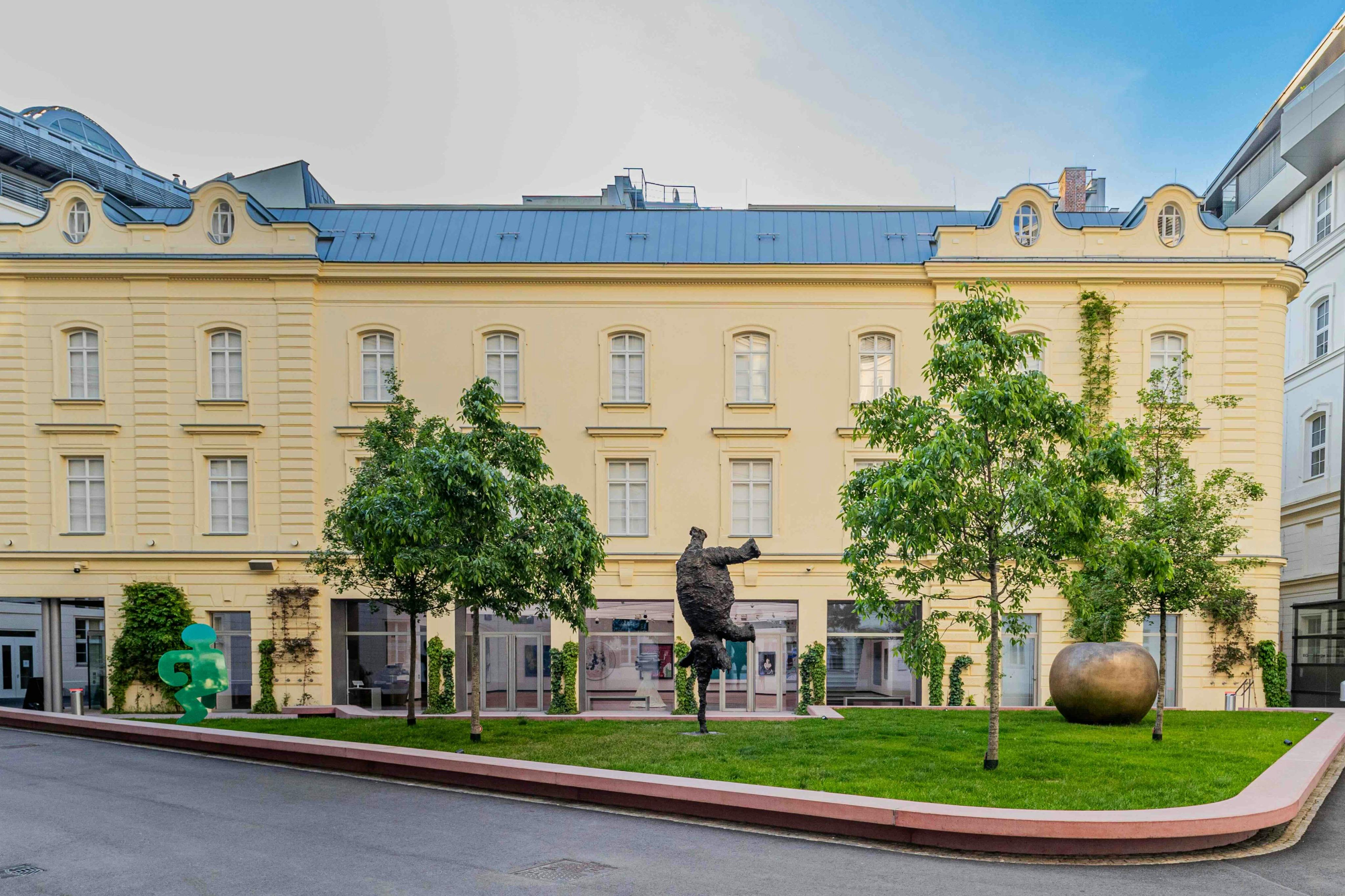 Έξω από το μουσείο