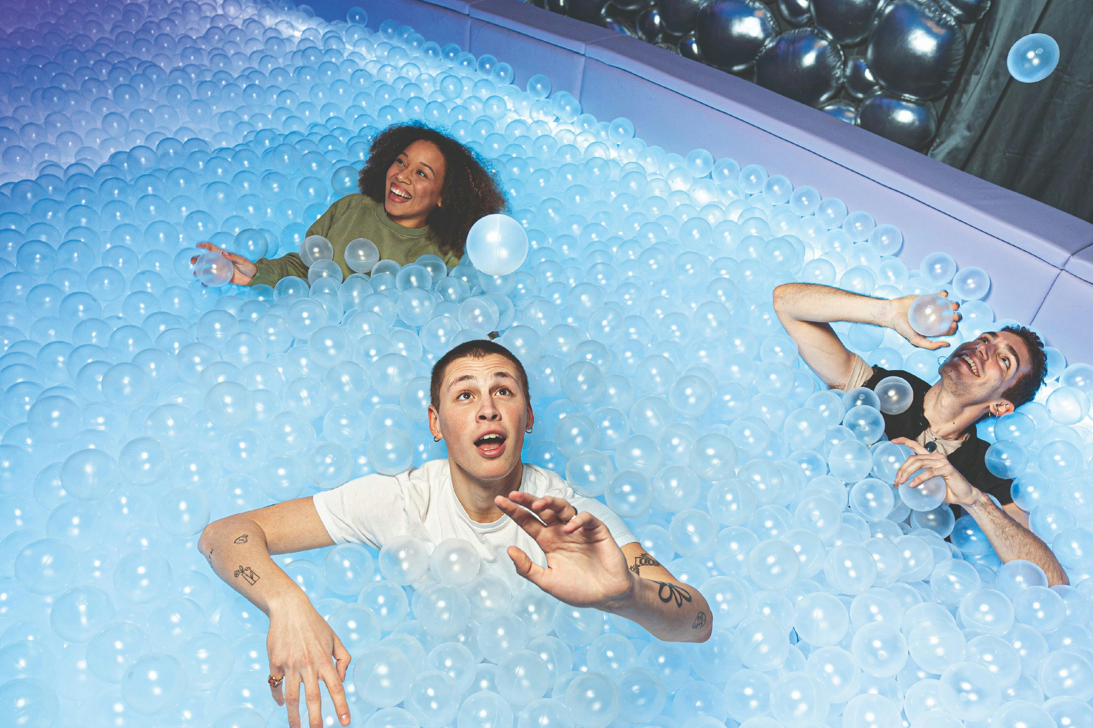 photo d'un homme dans une piscine à balles