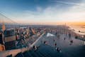Turistas observando a vista do pôr do sol de Nova York na orla do Hudson Yards