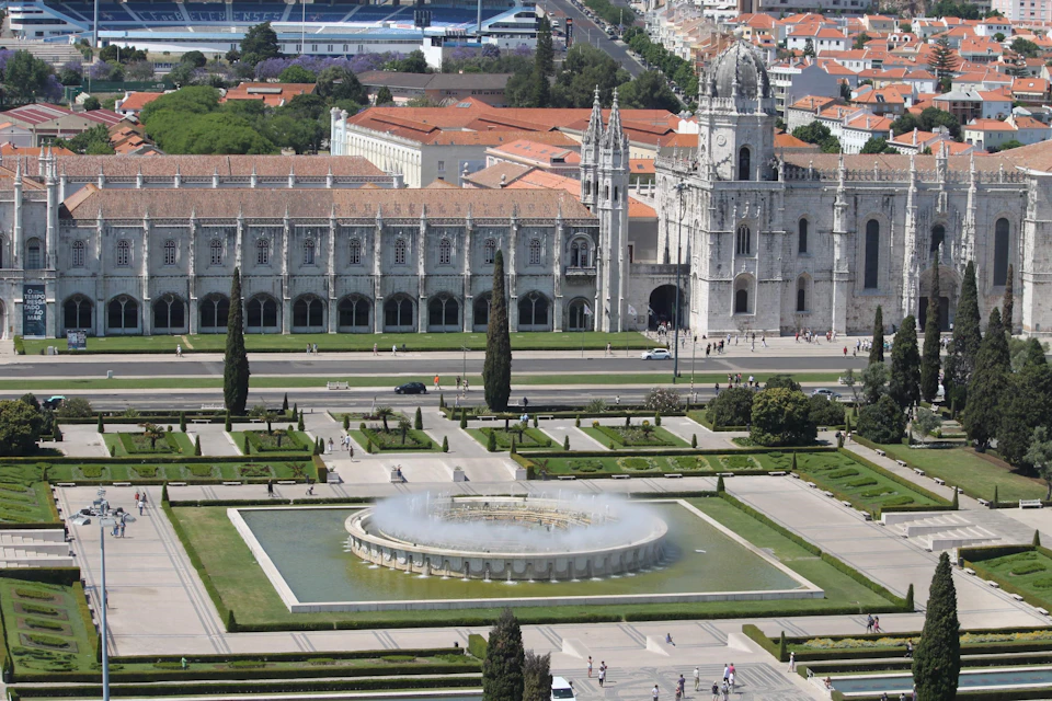 "Mosteiro dos Jerónimos" and "Jardim da Praça do Império"
