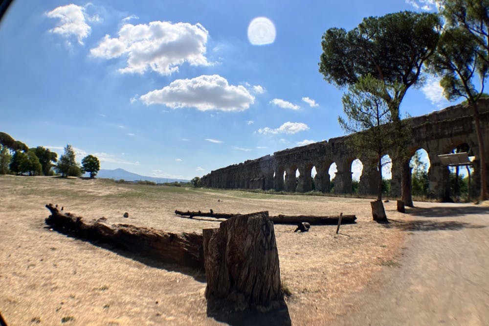Parco degli Acquedotti (Acqua Claudia) e il vulcano del Lazio sullo sfondo
