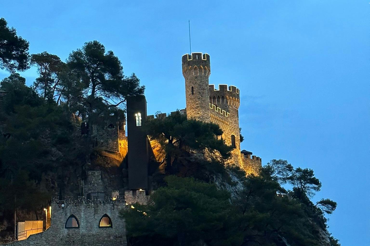 El exterior del recinto del Castell de Lloret