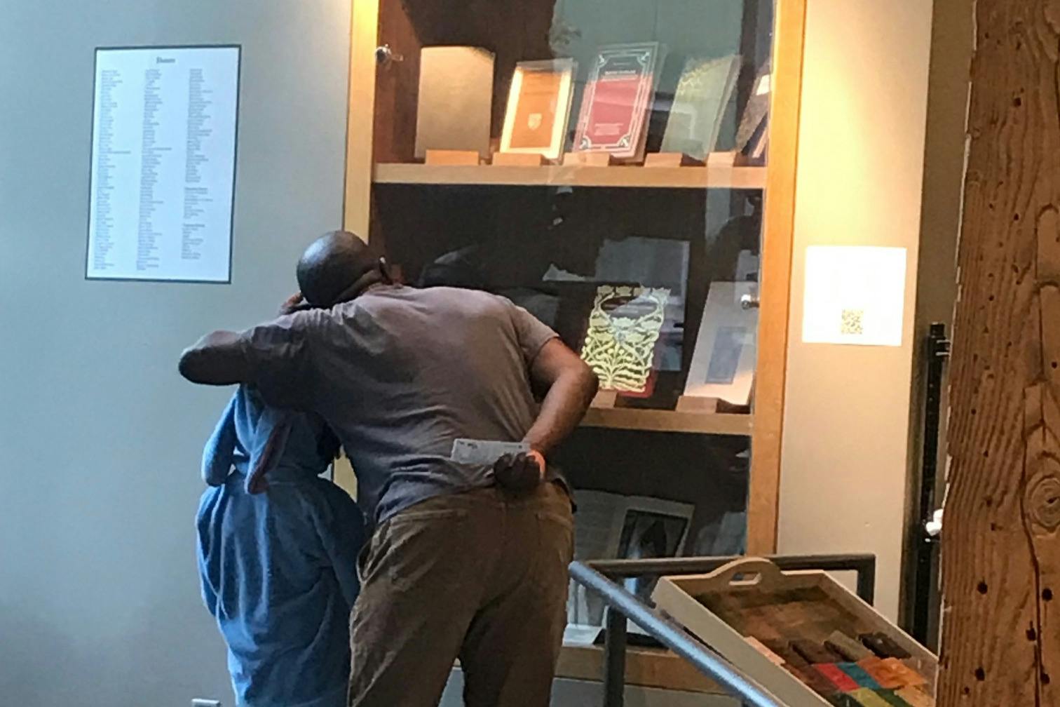 Familie geniet van museum