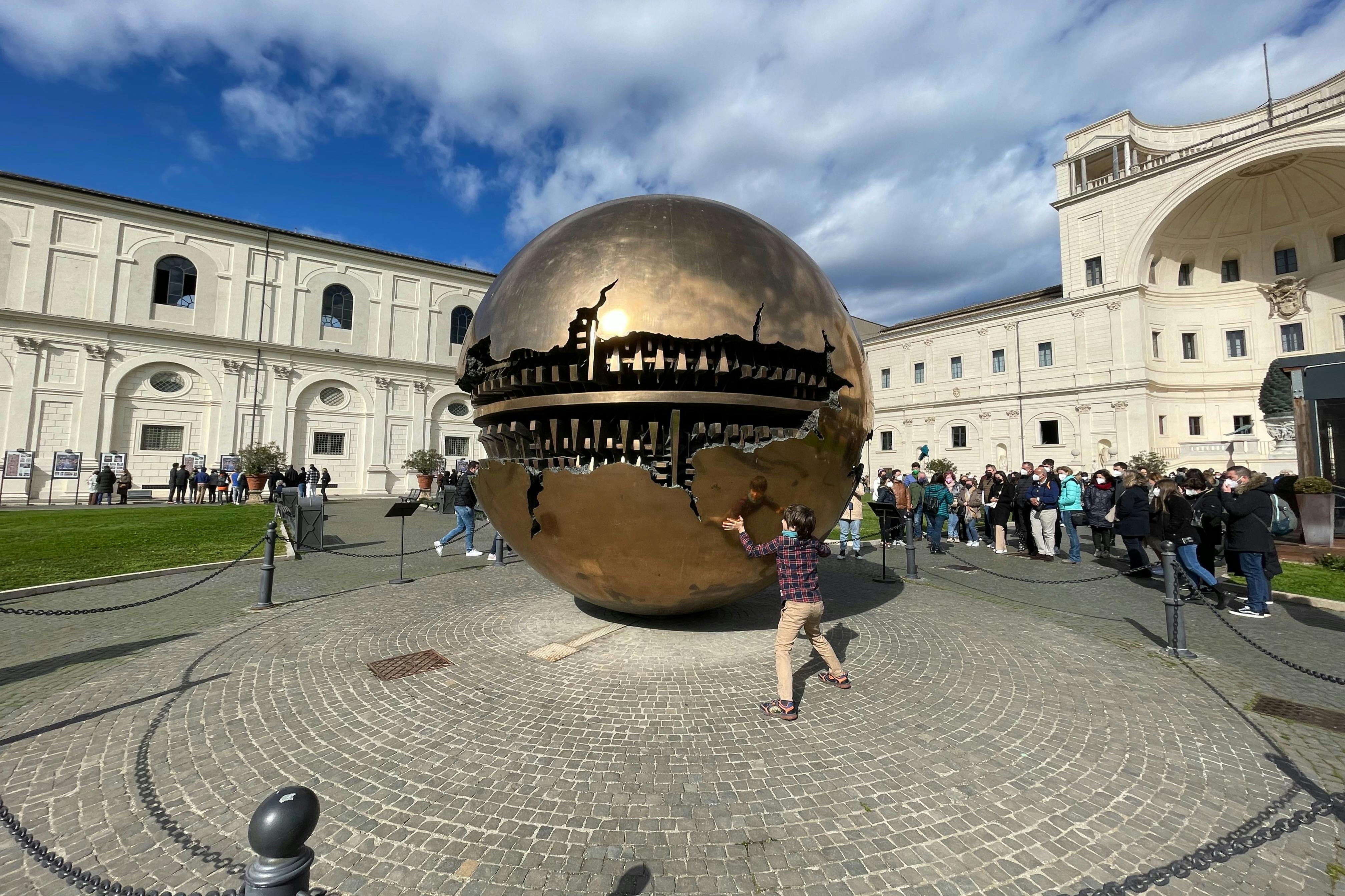 Αυλή με κουκουνάρι