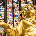Gylden statue inde i katedralen