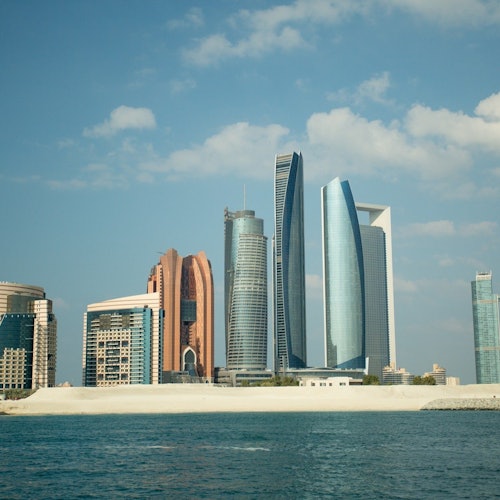 Abu Dhabi: Excursión de un día desde Dubai con visita a la Mezquita del Jeque Zayed
