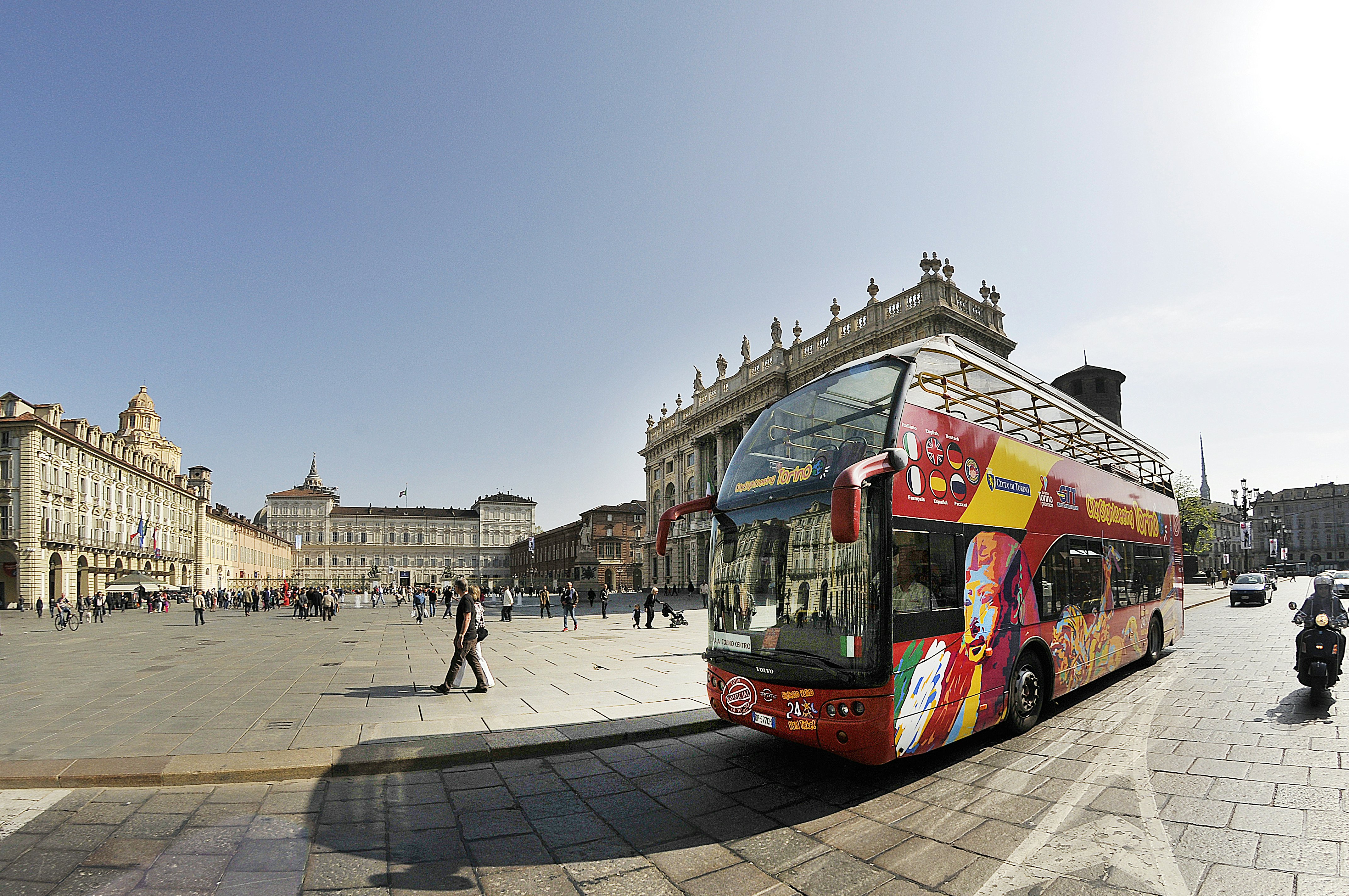 Turim: Excursão de autocarro hop-on hop-off + Museu Egípcio: bilhete sem filas + tour guiado