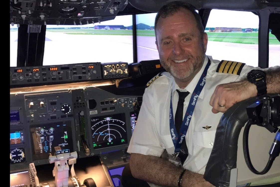 Il Capitano Stuie è pronto a dare istruzioni.