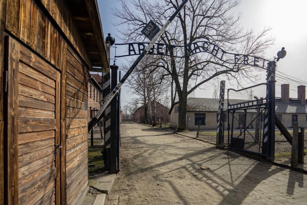 Auschwitz-Birkenau: Guided Tour + Transport