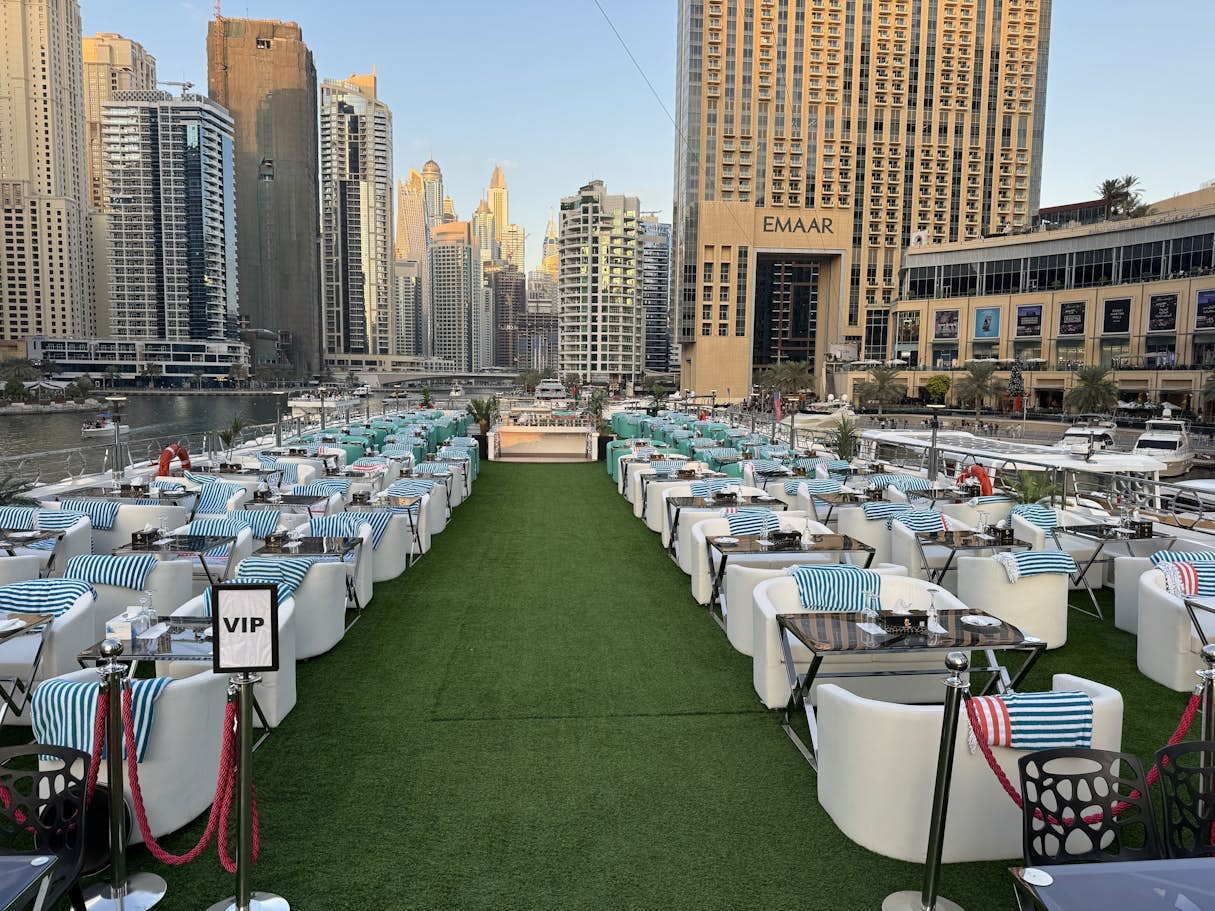 הסיפון המפואר של יאכטת לוטוס