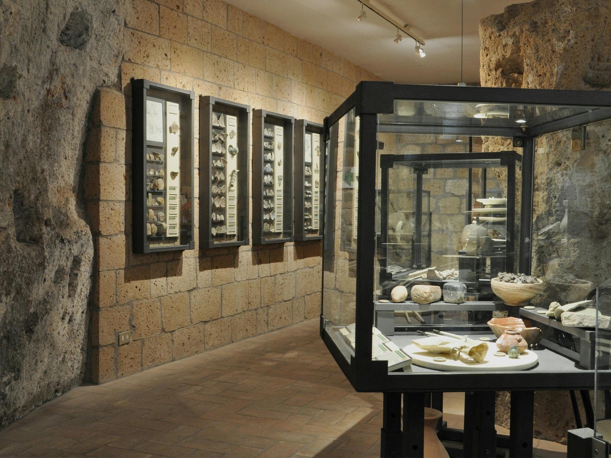 Фрагменты и инструменты в муфельной комнате