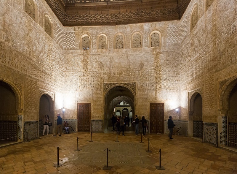 アルハンブラ宮殿とナスリド宮殿 夜のツアー Tiqets