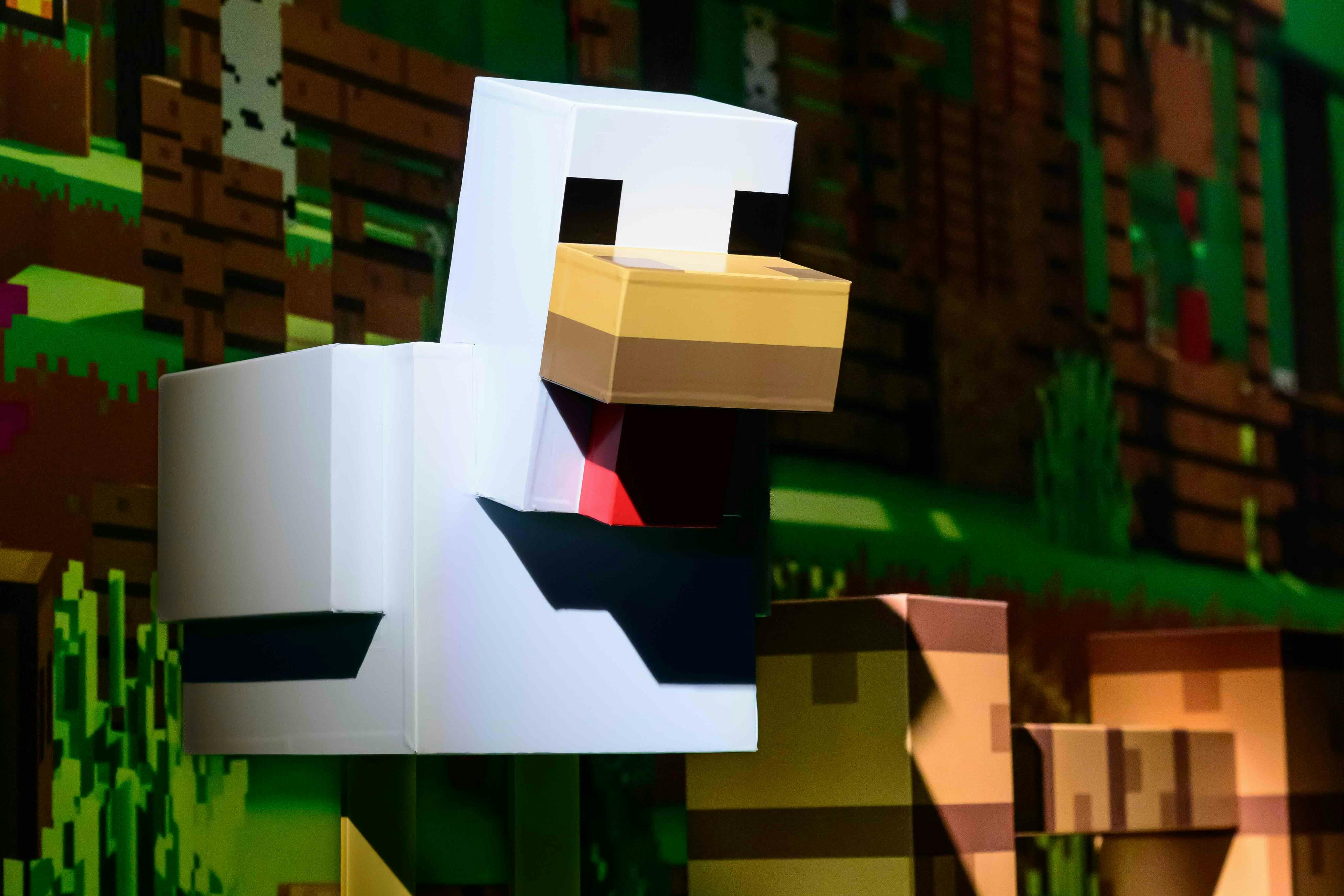 Un canard blanc en 3D avec un bec ouvert, dans un environnement pixelisé sur le thème de la forêt.