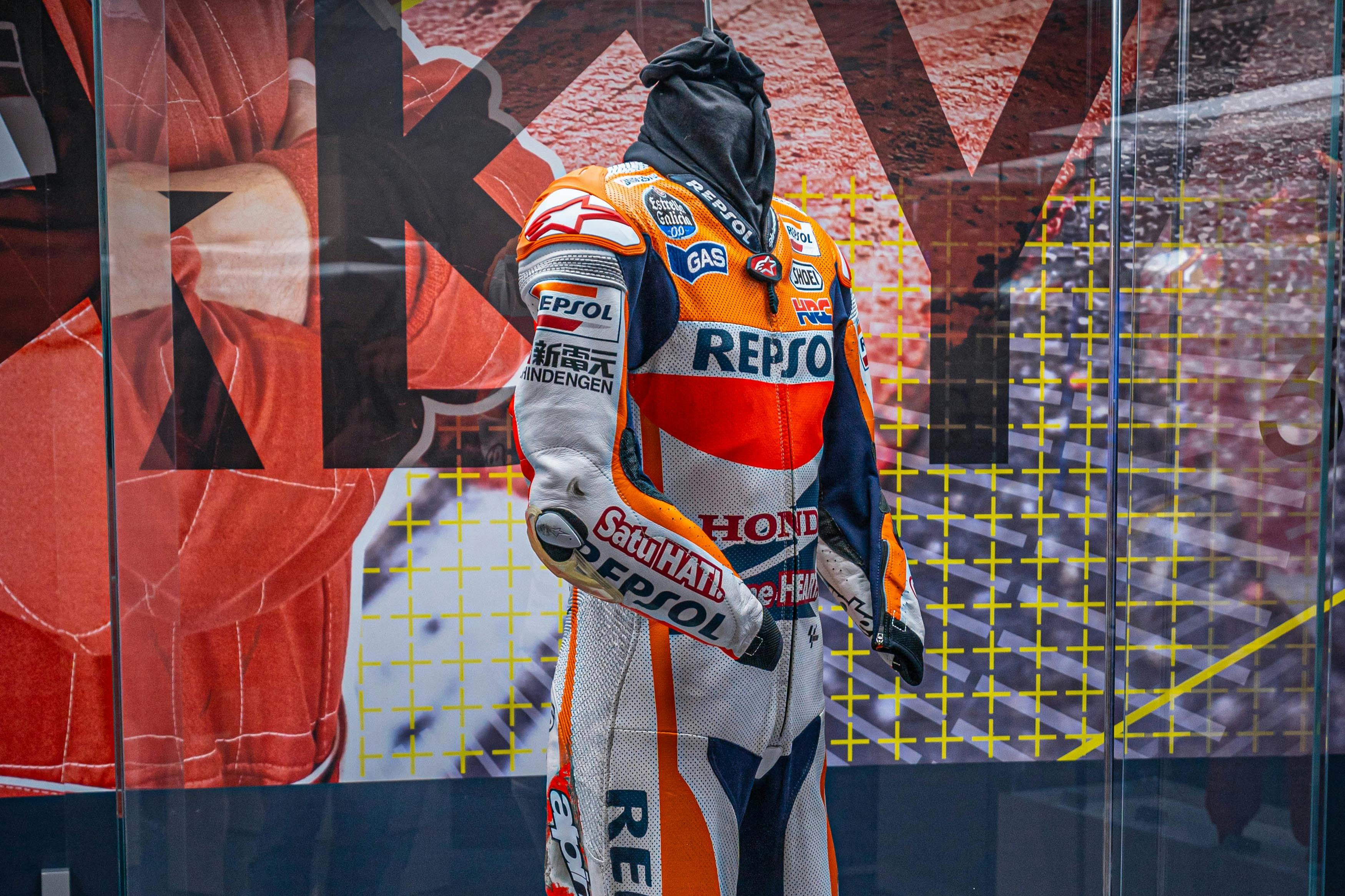 Předměty darované nejlepšími sportovci a sportovkyněmi v historii. V tomto případě oblek Daniho Pedrosy, jezdce MotoGP.