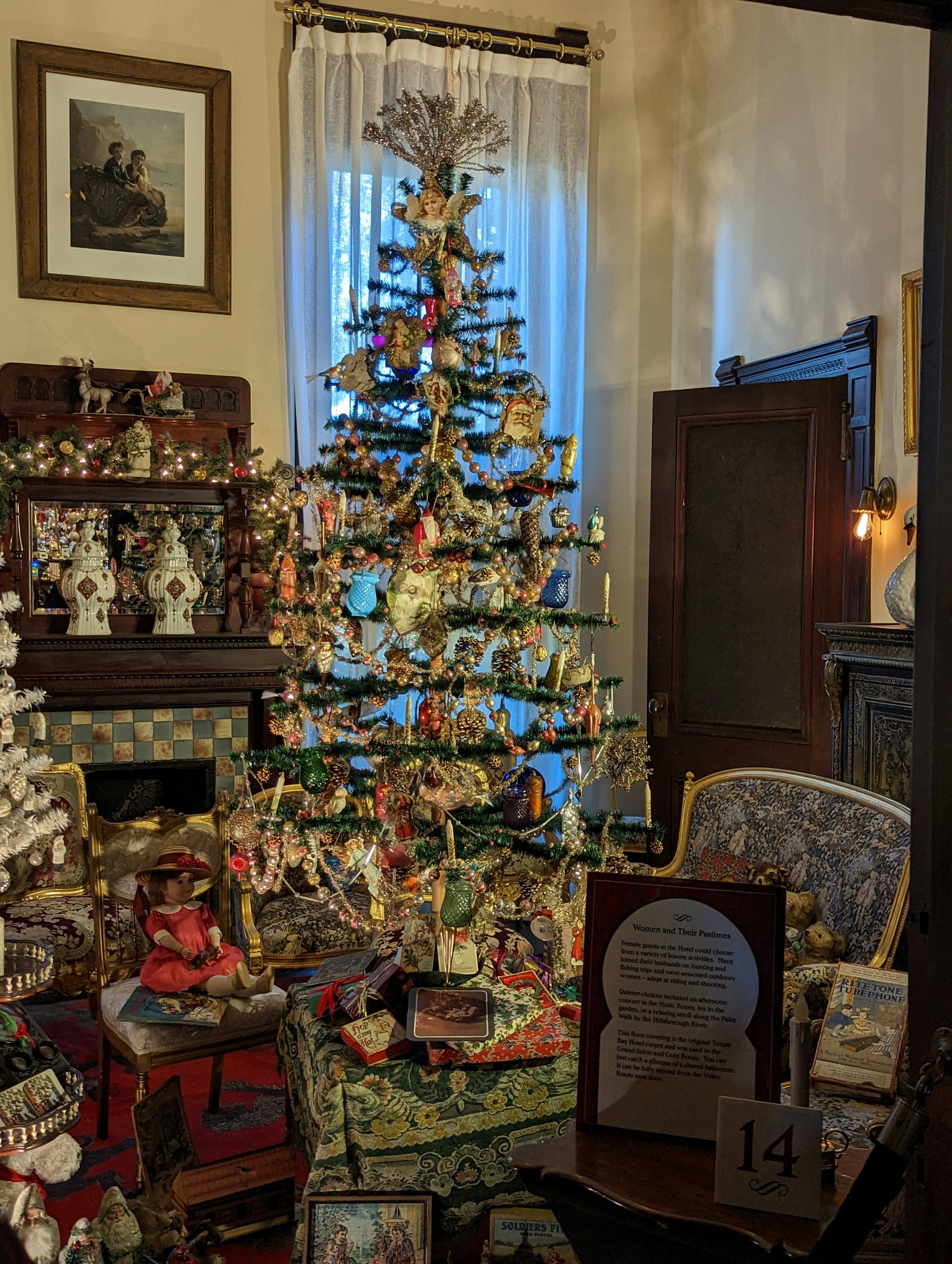 Henry B. Plant Museum: Victorian Christmas Stroll