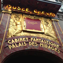 Entré till Musée Grévin med utsmyckad gyllene dekor och text: "CABINET FANTASTIQUE PALAIS DES MIRAGES."