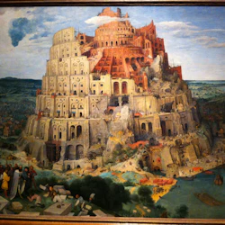 En detaljerad målning av ett delvis konstruerat torn med invecklad arkitektur, omgivet av människor som arbetar och ett landskap med vatten.
