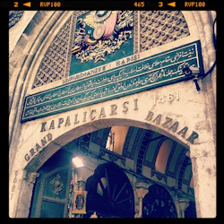 Entré till Grand Bazaar i Istanbul, med välvd dörröppning, turkisk text och utsmyckat vapen ovanför.