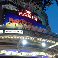 Playhouse-teaterns tältreklam "Monty Python's Spamalot", med upplysta skyltar och ett biljettkontorets kontaktnummer.