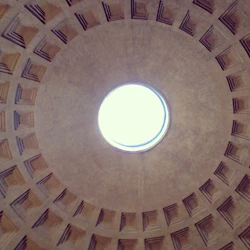 Cirkulär öppning på toppen av ett kupolformat tak.