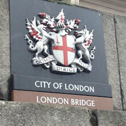 Londons statsvapen på en vägg ovanför en skylt med texten "CITY OF LONDON" och "LONDON BRIDGE".